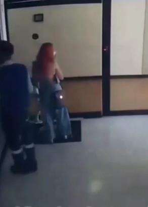 Aksi heroik ibu selamatkan anak jatuh dari balkon.