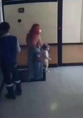 Aksi heroik ibu selamatkan anak jatuh dari balkon.