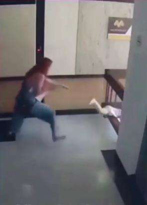 Aksi heroik ibu selamatkan anak jatuh dari balkon.