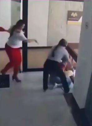 Aksi heroik ibu selamatkan anak jatuh dari balkon.