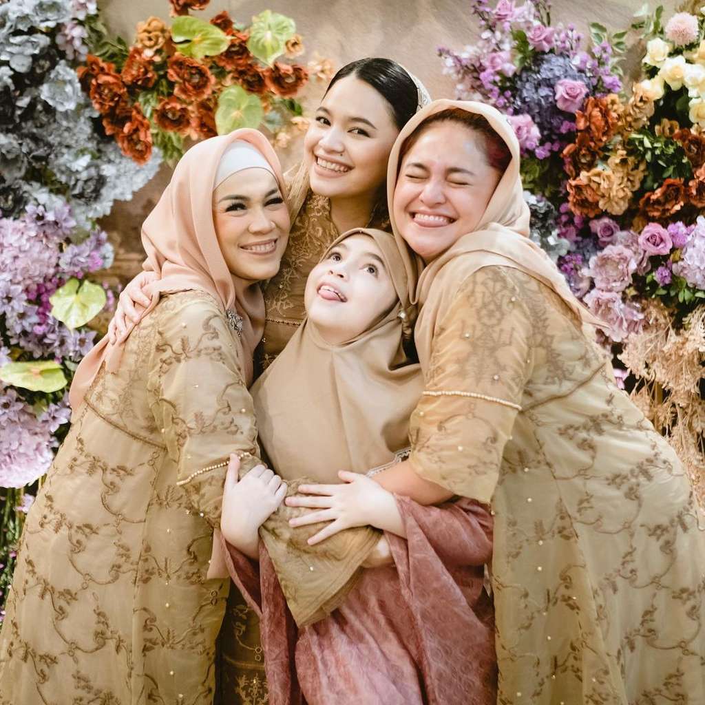 Marshanda tampil berhijab bareng putrinya