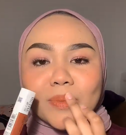 Memakai Lipstik