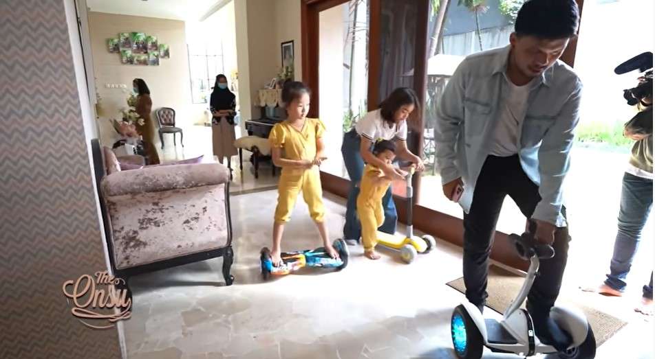 Fuji dan Thariq ke rumah Ruben Onsu