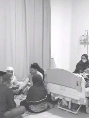 Pria nikahi kekasihnya di rumah sakit