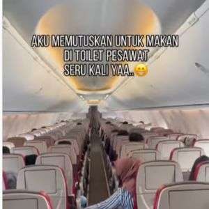 makan di toilet pesawat