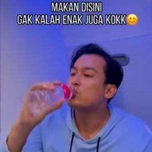 Makan di toilet pesawat