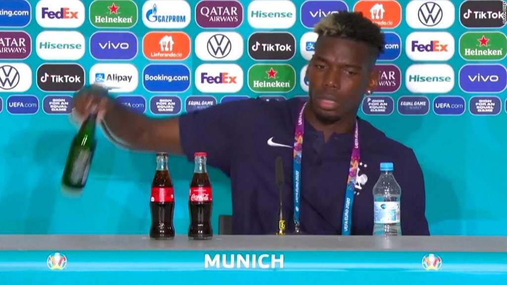 Paul Pogba saat menyingkirikan botol Heineken