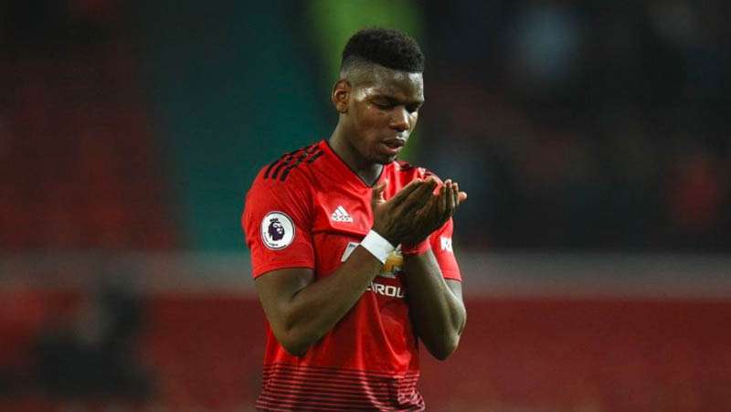 Paul Pogba berdoa di lapangan