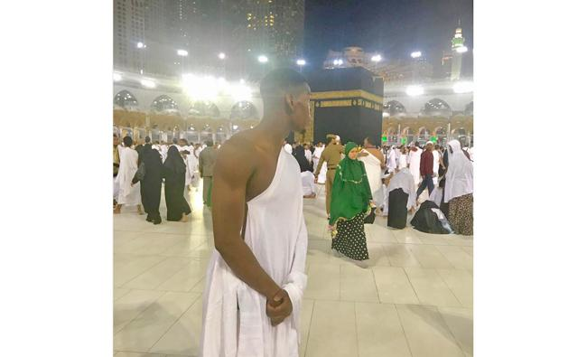 Paul Pogba saat menjalankan umrah