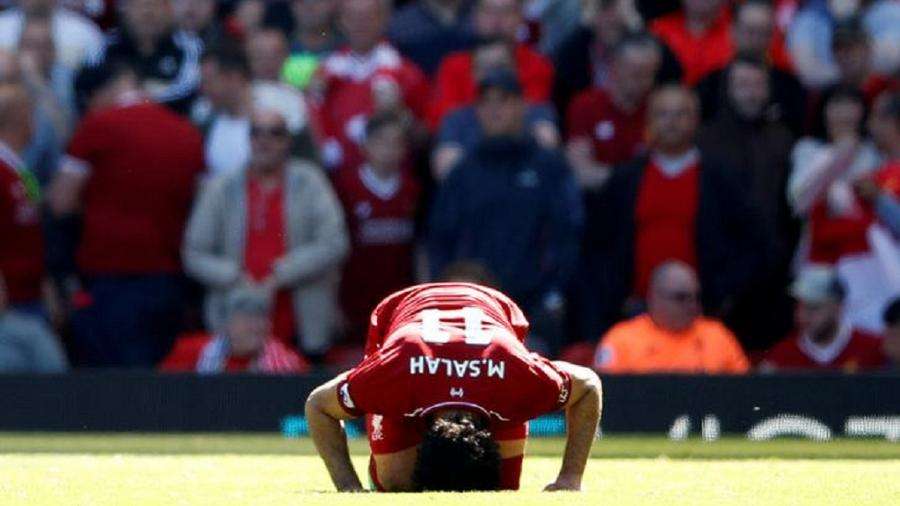 Mohamed Salah saat sujud syukur usai mencetak gol