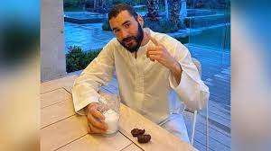Karim Benzema saat berbuka