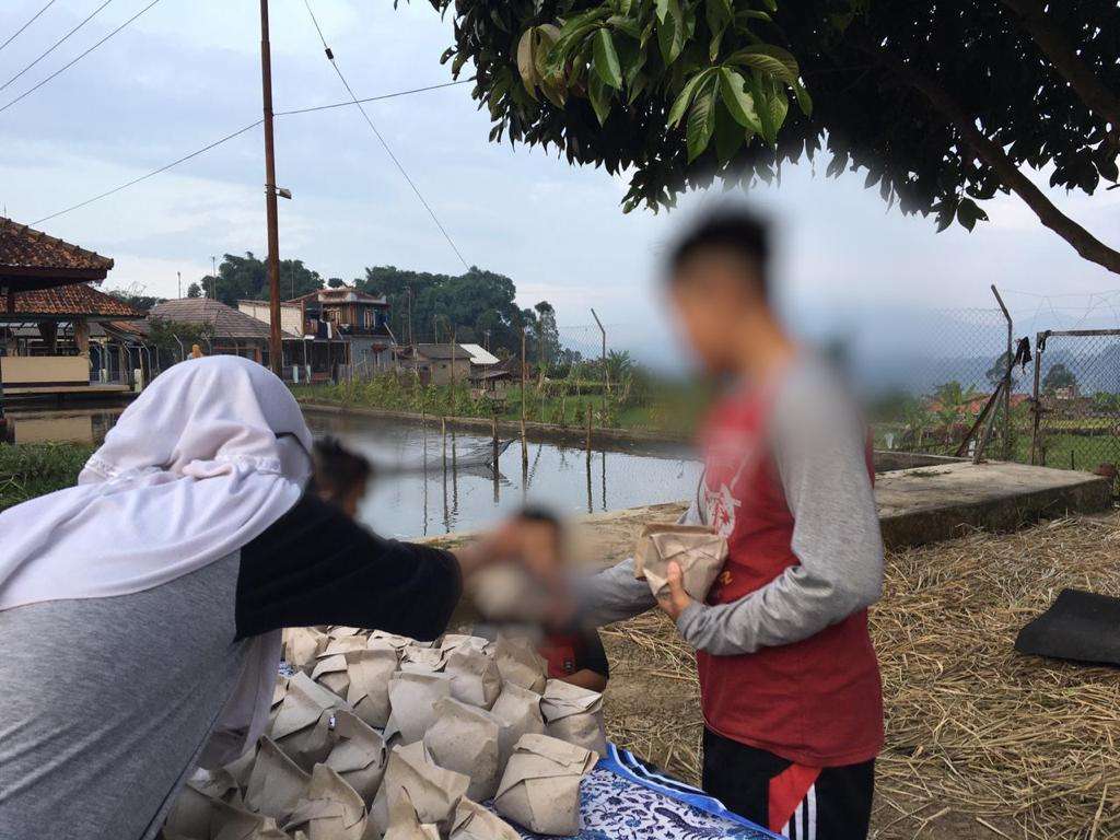Nuke saat memberi makan nasi bungkus Nuke saat memberi makan nasi bungkus