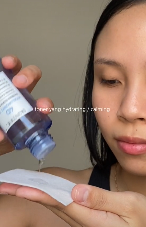 Menuangkan Toner ke Kapas