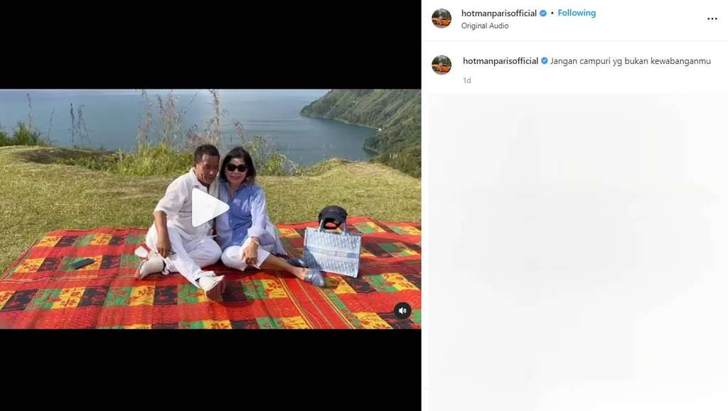 Momen mesra Hotman bareng istri