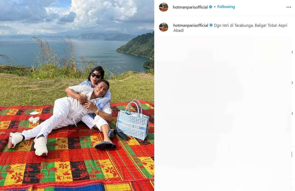 Momen mesra Hotman bareng istri