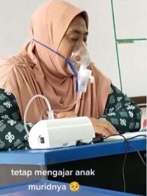 Guru mengajar menggunakan masker oksigen