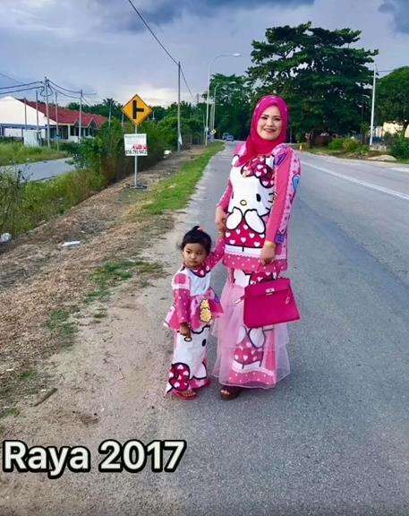 Viral satu keluarga pakai baju tema Hello Kitty tiap Lebaran.