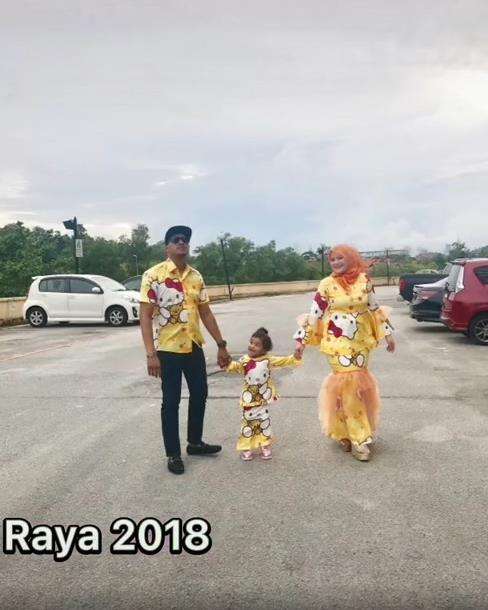 Viral satu keluarga pakai baju tema Hello Kitty tiap Lebaran.