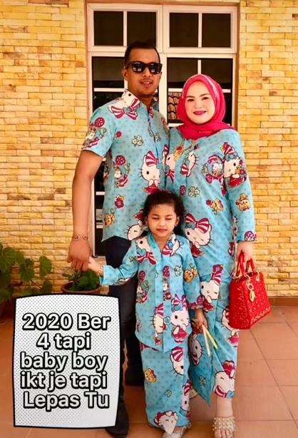 Viral satu keluarga pakai baju tema Hello Kitty tiap Lebaran.