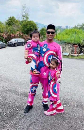 Viral satu keluarga pakai baju tema Hello Kitty tiap Lebaran.