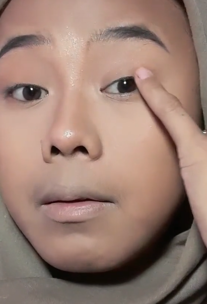 Menggunakan Eyeshadow