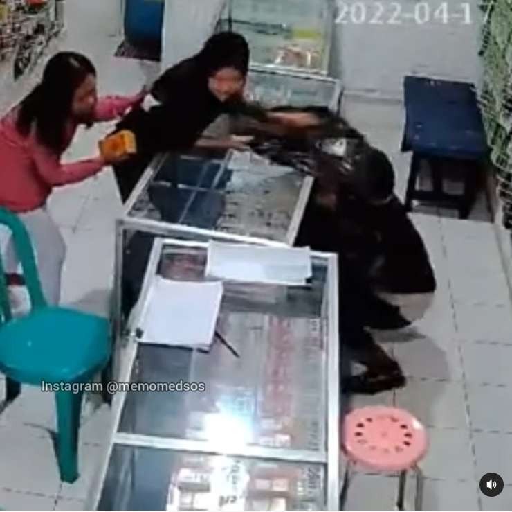 wanita lawan maling