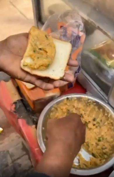 Joroknya penjual roti lapis selai kacang India.