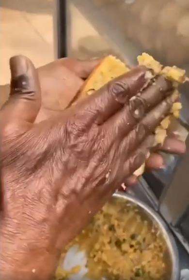 Joroknya penjual roti lapis selai kacang India.