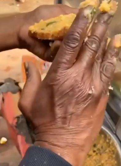 Joroknya penjual roti lapis selai kacang India.