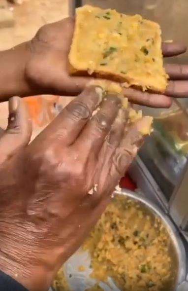 Joroknya penjual roti lapis selai kacang India.