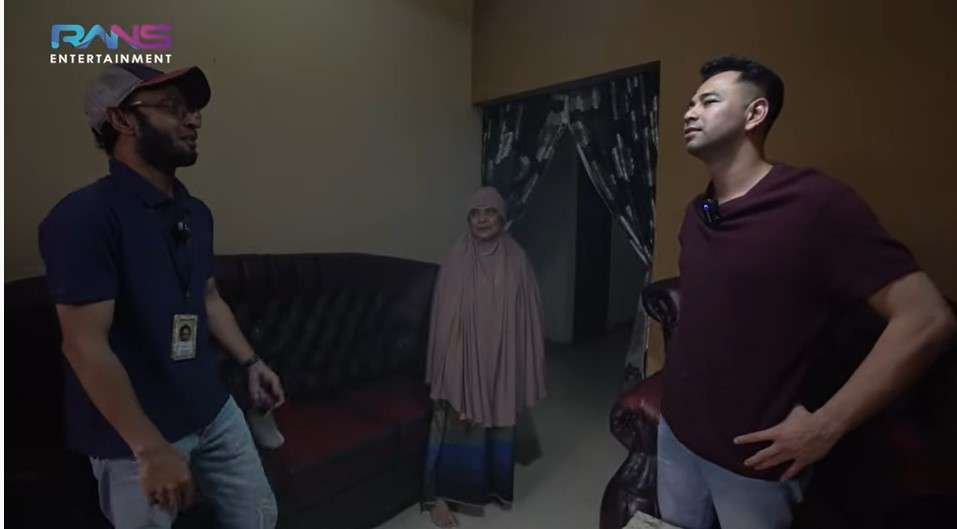 Raffi Ahmad ke rumah karyawan Raffi Ahmad ke rumah karyawan