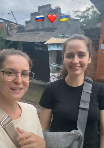 Negaranya sedang perang, dua bule Rusia dan Ukraina bahas makanan favorit.