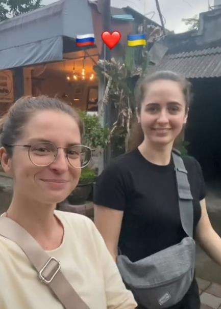 Negaranya sedang perang, dua bule Rusia dan Ukraina bahas makanan favorit.