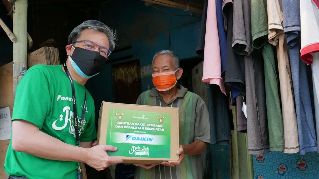 Presiden direktur Daikin Indonesia membagikan sembako langsung ke rumah warga Presiden direktur Daikin Indonesia membagikan sembako langsung ke rumah warga