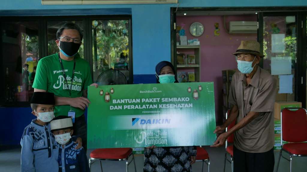 Presiden direktur Daikin Indonesia memberikan simbolis bantuan Presiden direktur Daikin Indonesia memberikan simbolis bantuan