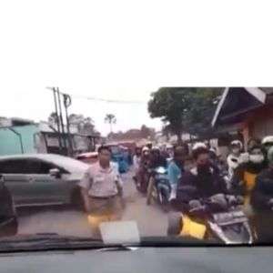 Pria ngaku polisi adang ambulans
