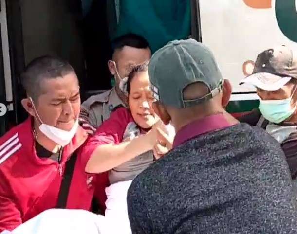 Ibu melahirkan di bus
