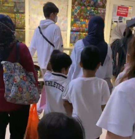 Heboh suami ajak 4 istri dan 13 anak belanja baju Lebaran.