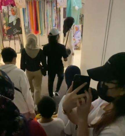 Heboh suami ajak 4 istri dan 13 anak belanja baju Lebaran.
