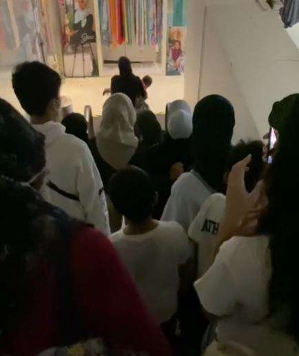 Heboh suami ajak 4 istri dan 13 anak belanja baju Lebaran.