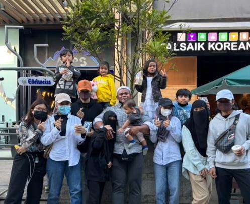 Heboh suami ajak 4 istri dan 13 anak belanja baju Lebaran.