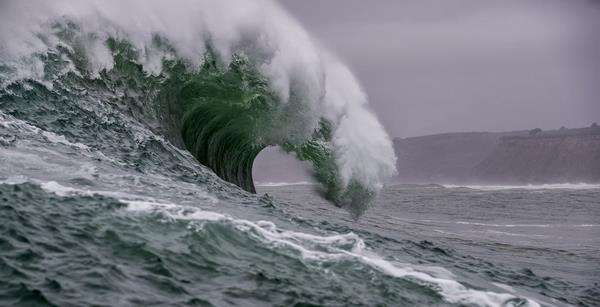 Gelombang tsunami.