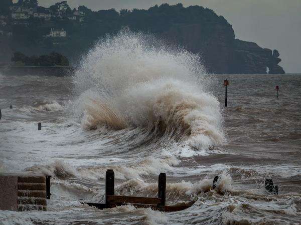 Gelombang tsunami.