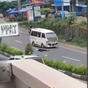 Ibu nekat tiduran di tengah jalan