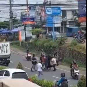 ibu nekat tiduran di tengah jalan