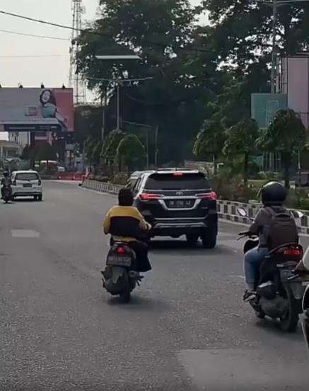 aksi pria naik motor bikin pebalap moto gp insecure.