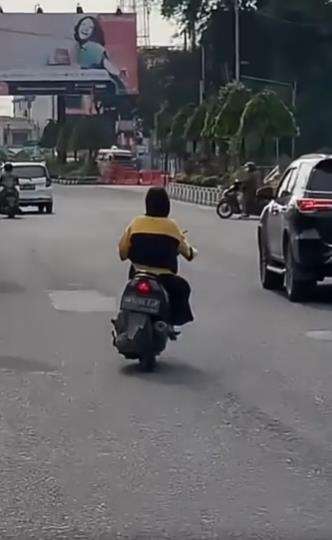 aksi pria naik motor bikin pebalap moto gp insecure.