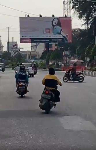 aksi pria naik motor bikin pebalap moto gp insecure.