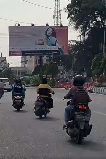aksi pria naik motor bikin pebalap moto gp insecure.