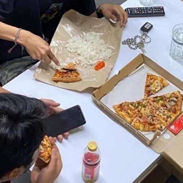 Foto makan nasi dengan lauk nyeleneh.